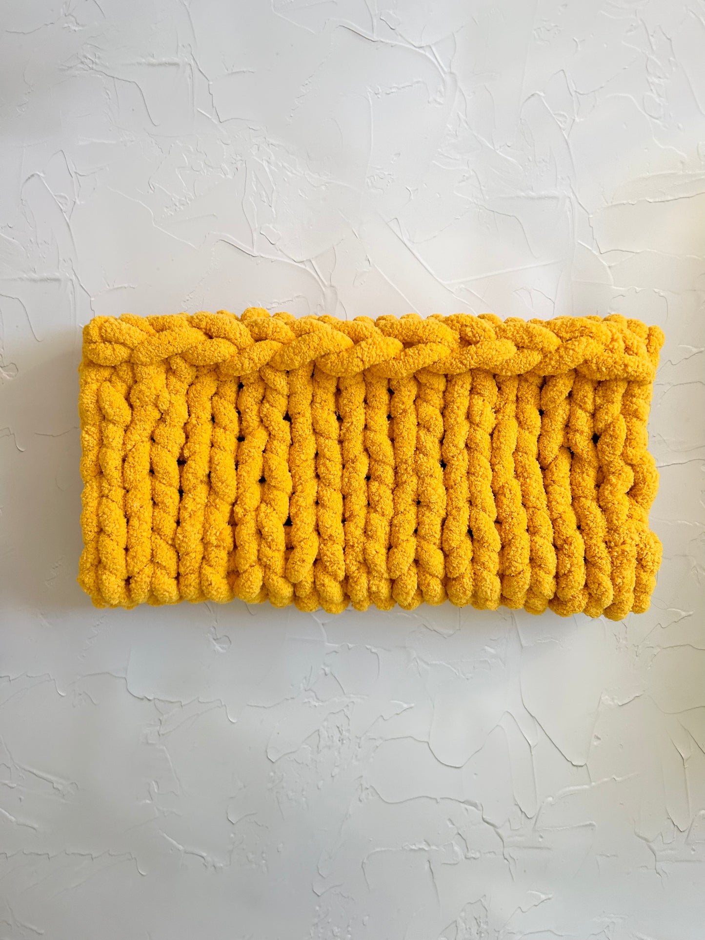 Couverture tricotée jaune curry