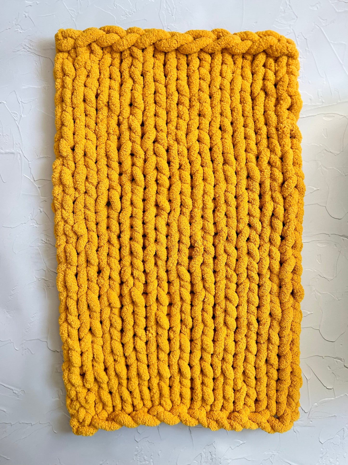 Couverture tricotée jaune curry